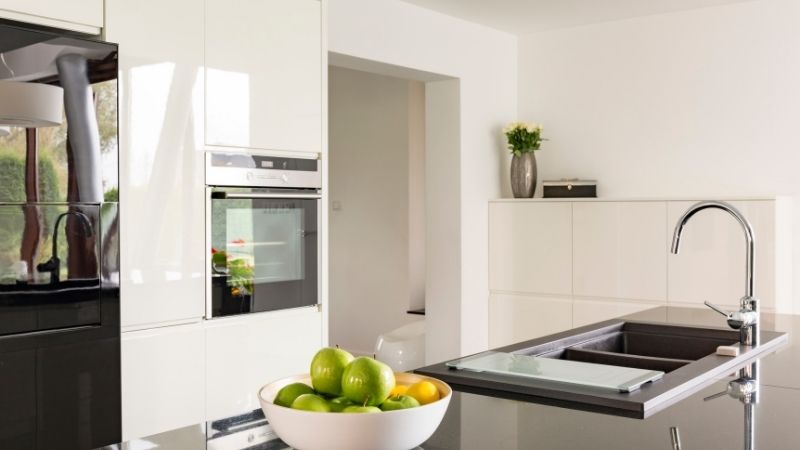Hochglanz Küche reinigen: Schritt-für-Schritt-Anleitung & Tipps